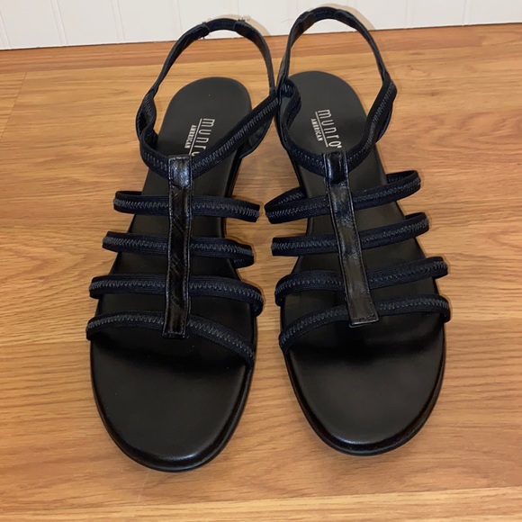 Munro black strappy low heel sandal size 11